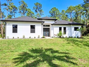 1477 Jung Blvd E in Naples, FL - Foto de edificio - Building Photo