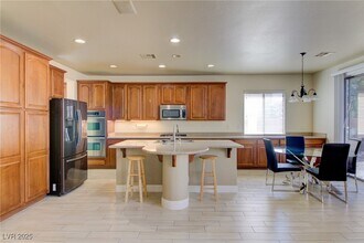 8925 Monte Oro Dr in Las Vegas, NV - Foto de edificio - Building Photo