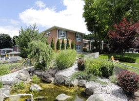 Mall & Starview Gardens in Mahwah, NJ - Building Photo