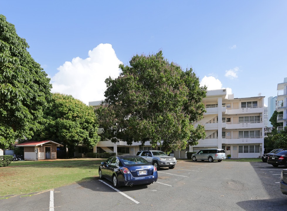 Iolani Terrace in Honolulu, HI - Building Photo