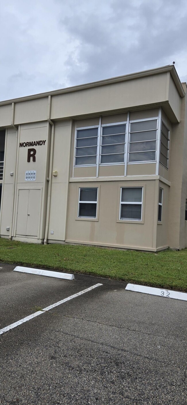 856 Normandy Trail in Delray Beach, FL - Foto de edificio - Building Photo