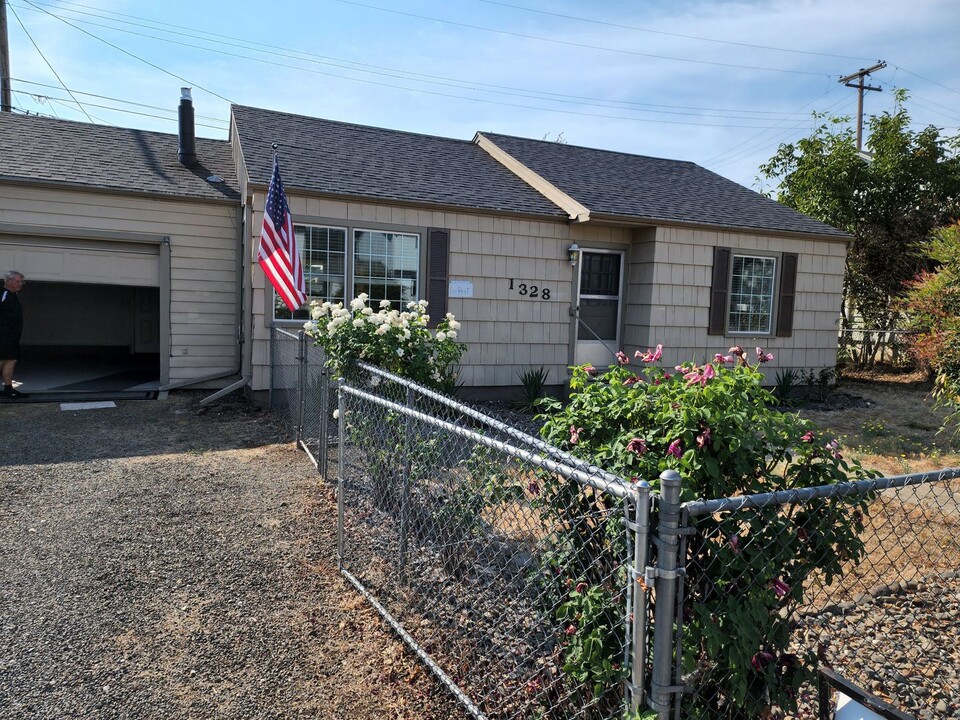 1328 NW Ellan St in Roseburg, OR - Building Photo