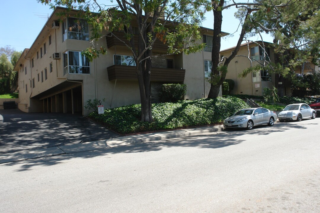 1615 Amberwood Dr in South Pasadena, CA - Foto de edificio