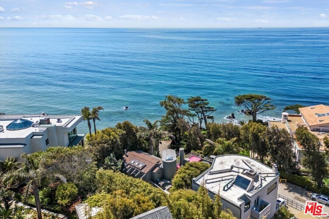 31833 W Sea Level Dr in Malibu, CA - Building Photo