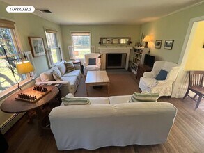 166 Hog Creek Rd in East Hampton, NY - Building Photo - Building Photo