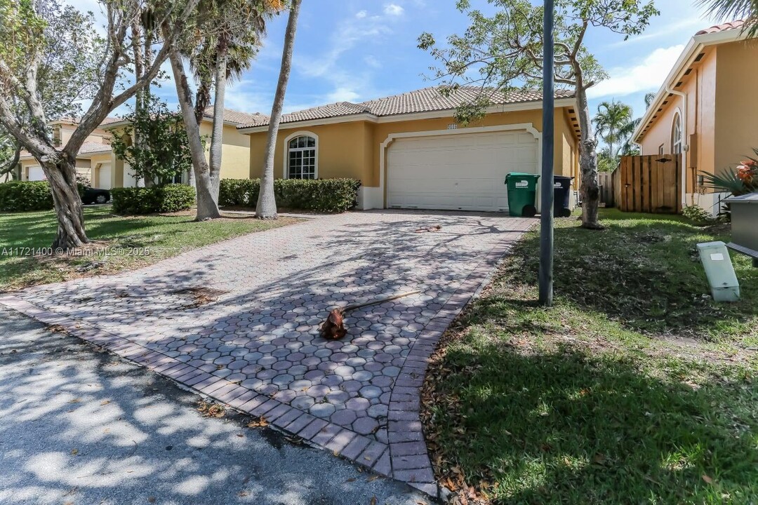 9118 SW 161st Terrace in Palmetto Bay, FL - Foto de edificio