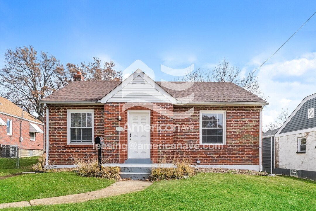 2370 S Milton Ave in Overland, MO - Foto de edificio