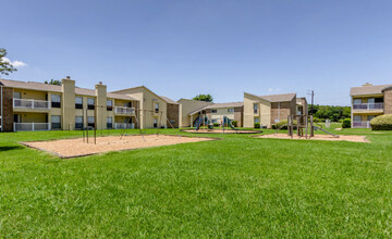 Your Dream Home Awaits! in Desoto, TX - Foto de edificio - Building Photo