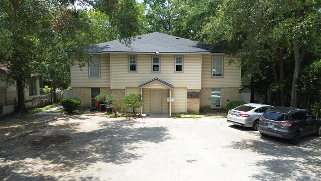 1209 N Roberson St