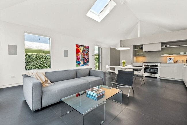 1527 Cabrillo Ave in Los Angeles, CA - Foto de edificio - Building Photo