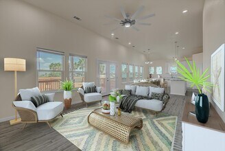 17 Edgewater Dr in Hitchcock, TX - Building Photo - Building Photo