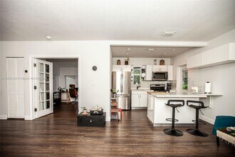 1050 NW 46th St in Miami, FL - Building Photo - Building Photo