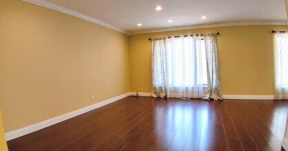 1160 Hassell Rd in Hoffman Estates, IL - Building Photo - Building Photo