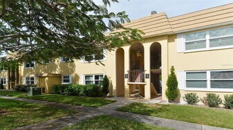 5800 Hollywood Blvd in Sarasota, FL - Building Photo