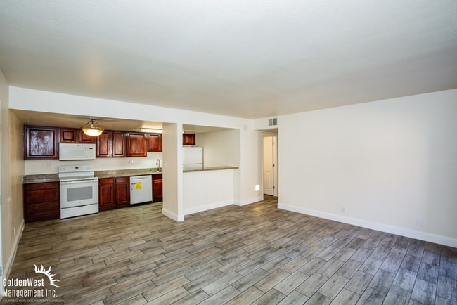 4921 River Glen Dr in Las Vegas, NV - Building Photo - Building Photo