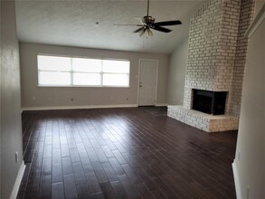10119 Park Ln in La Porte, TX - Building Photo - Building Photo