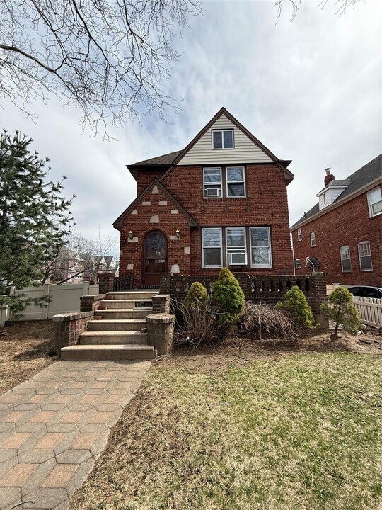 127 Piccadilly in Lynbrook, NY - Building Photo