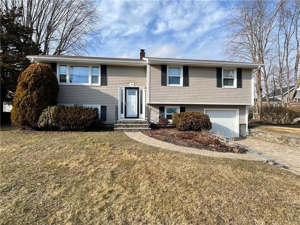 35 Namquid Dr in Middletown, RI - Building Photo