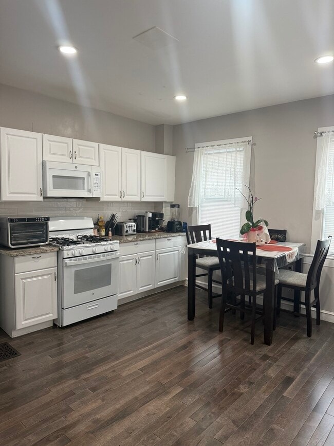 86 Oak St, Unit A in Waltham, MA - Foto de edificio - Building Photo