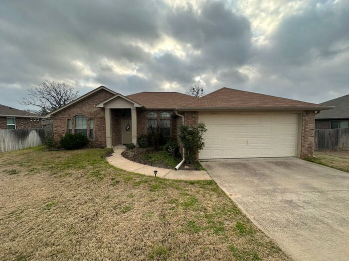 393 Molly Ln in Lindale, TX - Building Photo