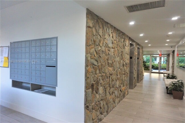 210 Seaview Dr in Key Biscayne, FL - Foto de edificio - Building Photo