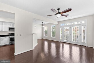 25222 Briargate Terrace in Chantilly, VA - Foto de edificio - Building Photo