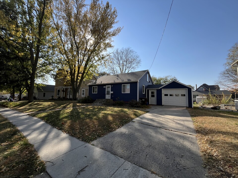 828 4th St in Nevada, IA - Building Photo