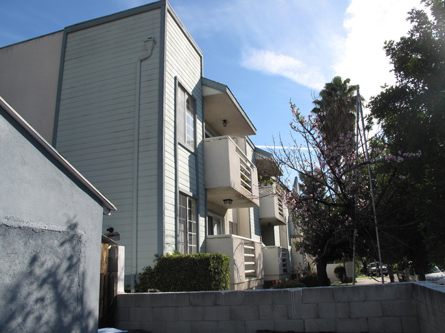 15645 Valerio St in Van Nuys, CA - Foto de edificio - Building Photo