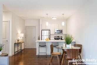 45 Marion St, Unit 215 in Brookline, MA - Foto de edificio - Building Photo