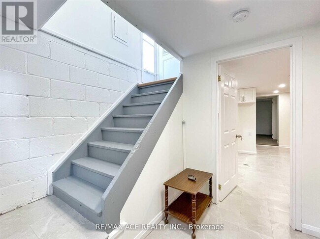 246 Horsham Ave in Toronto, ON - Building Photo - Building Photo