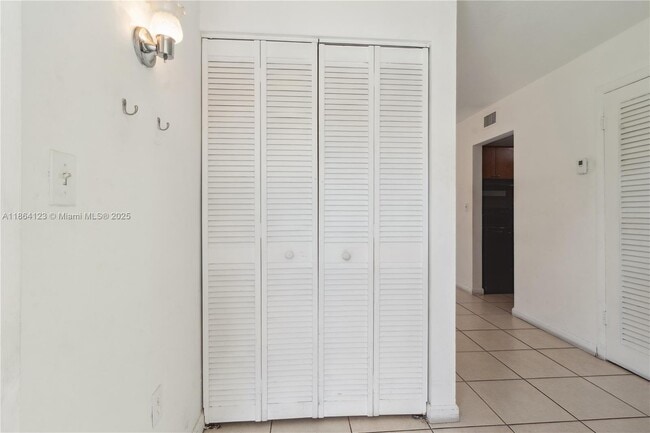 7430 SW 82nd St in Miami, FL - Building Photo - Building Photo