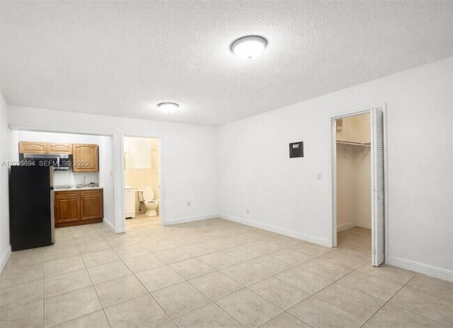 2471 NW 18th Terrace in Miami, FL - Building Photo - Building Photo