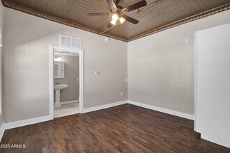 5753 W Glendale Ave in Glendale, AZ - Foto de edificio - Building Photo