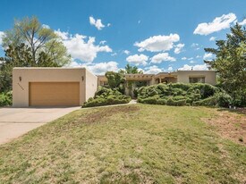 126 Mateo Cir N in Santa Fe, NM - Building Photo