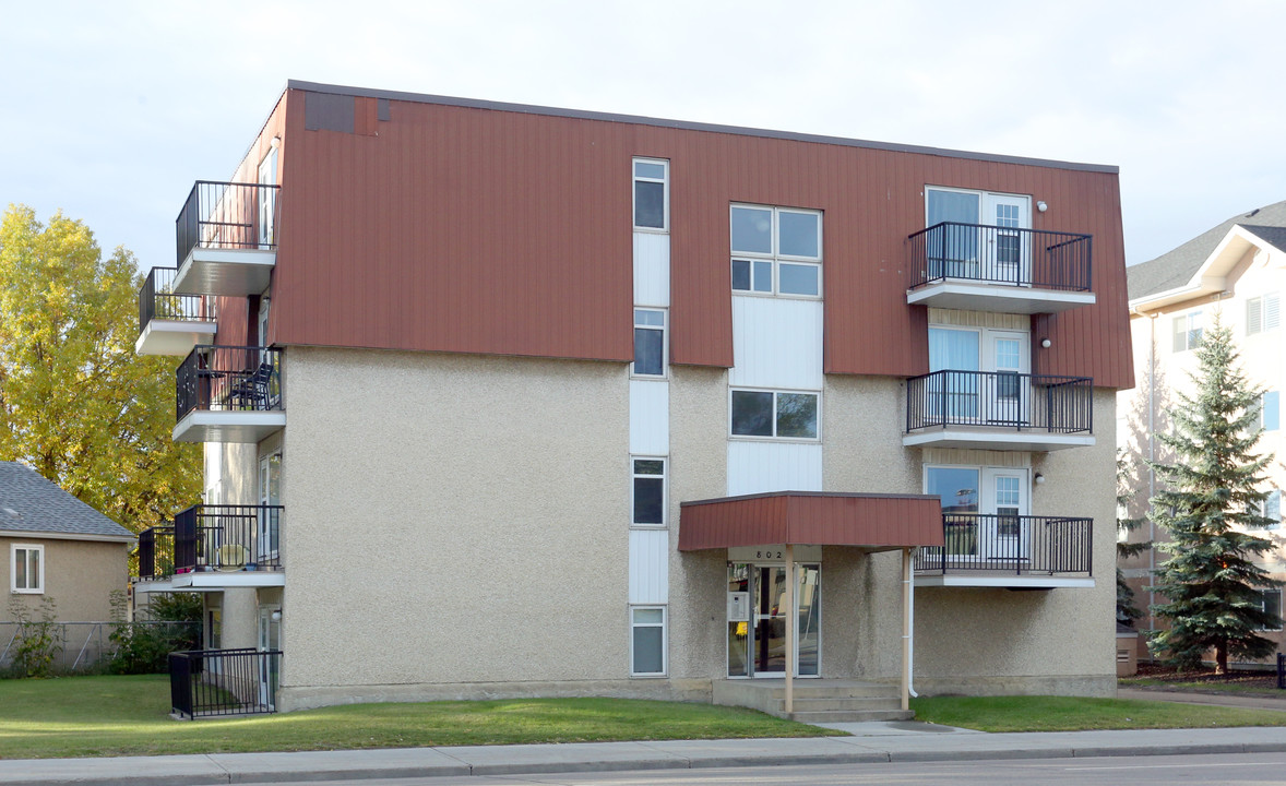 8025 112th Ave NW in Edmonton, AB - Building Photo