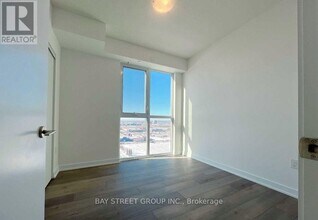 10 Honeycrisp Cres in Vaughan, ON - Building Photo - Building Photo