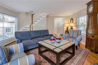 10 Garden City Rd in Darien, CT - Building Photo - Building Photo