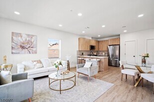 310 W Jersey St in Elizabeth, NJ - Building Photo