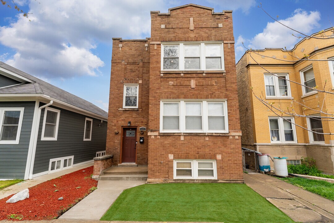 5304 W Cornelia Ave in Chicago, IL - Building Photo