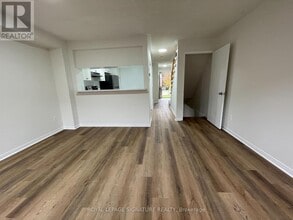 5625 Glen Erin Dr in Mississauga, ON - Building Photo - Building Photo