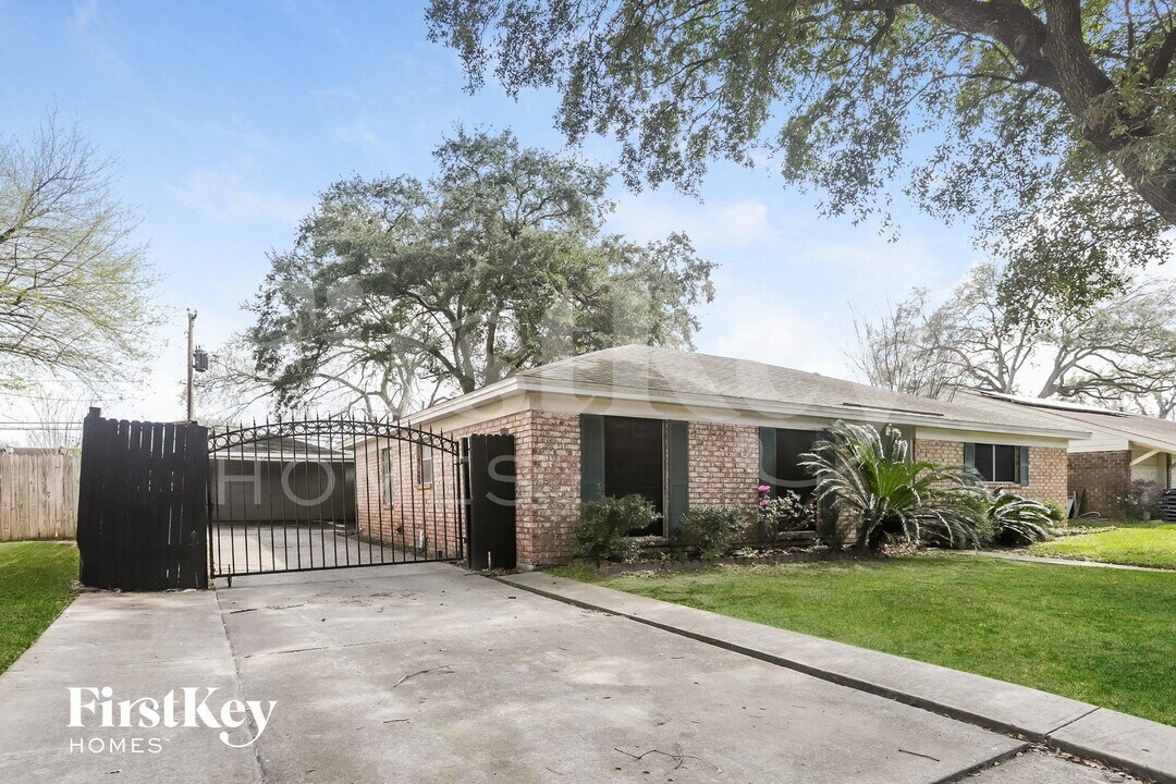 12115 Hillcroft St in Houston, TX - Building Photo