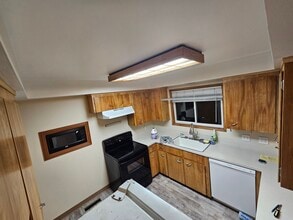 6336 SE Cedarcrest Dr, Unit A in Milwaukie, OR - Foto de edificio - Building Photo
