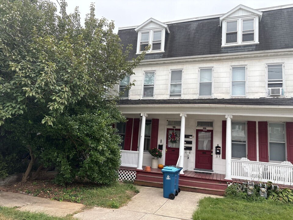 1422 W Philadelphia St in West York, PA - Building Photo