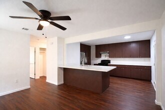 916 Parkway Dr in Baytown, TX - Building Photo - Building Photo