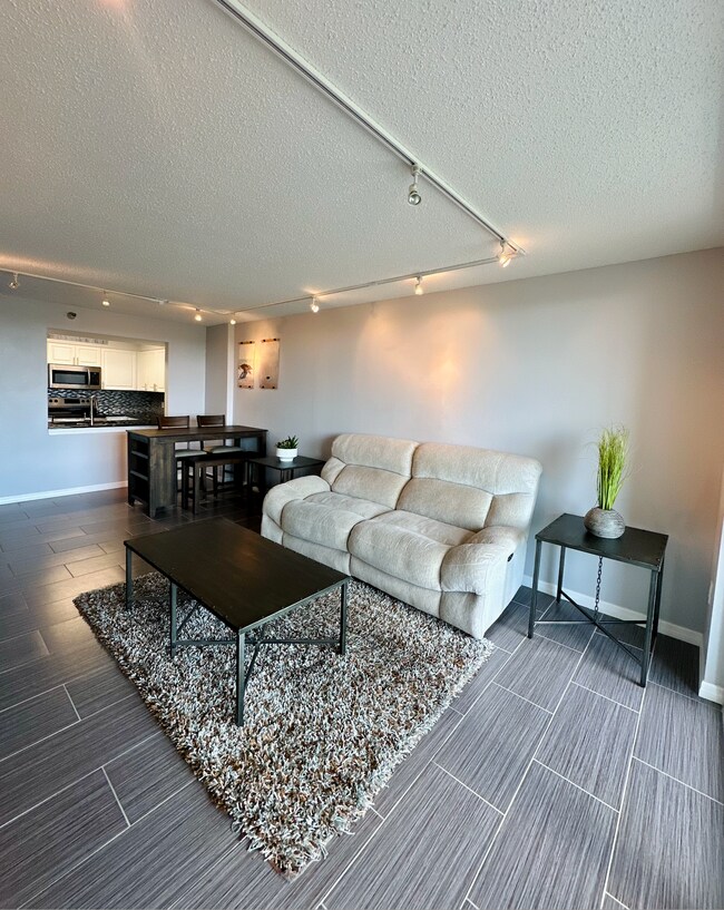 2323 Feather Sound Dr in Clearwater, FL - Building Photo - Building Photo