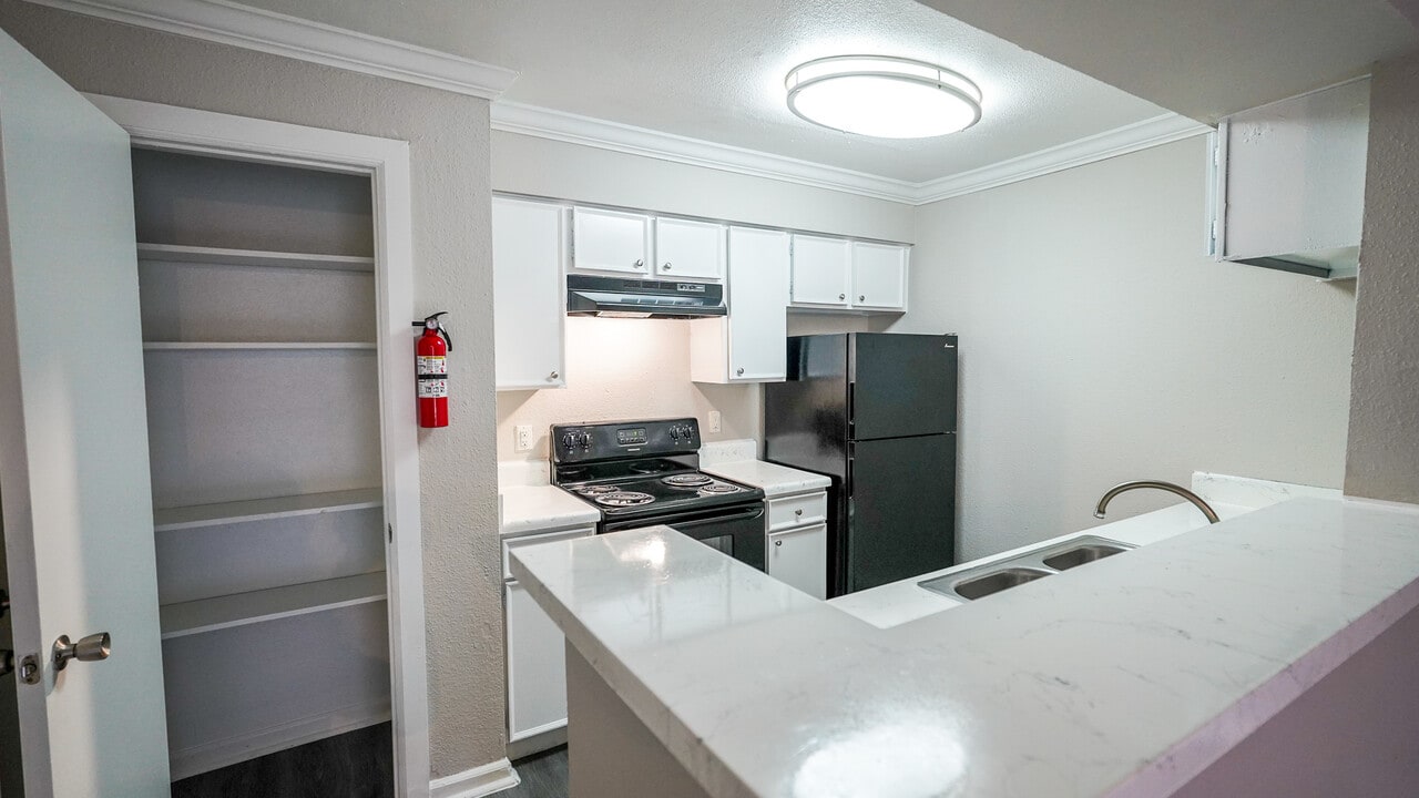 Windsor Manor in Houston, TX - Building Photo