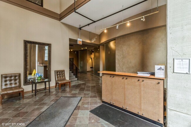 833 W 15th Pl, Unit 306 in Chicago, IL - Foto de edificio - Building Photo