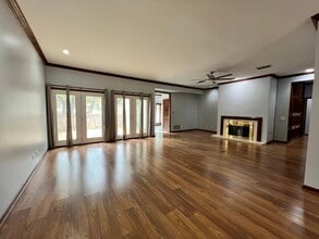 8000 Donore Pl, Unit 5 in San Antonio, TX - Foto de edificio - Building Photo