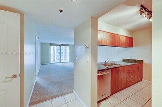 1200 Brickell Bay Dr in Miami, FL - Building Photo - Building Photo