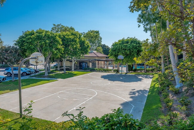 Trabuco Villas in Lake Forest, CA - Foto de edificio - Building Photo